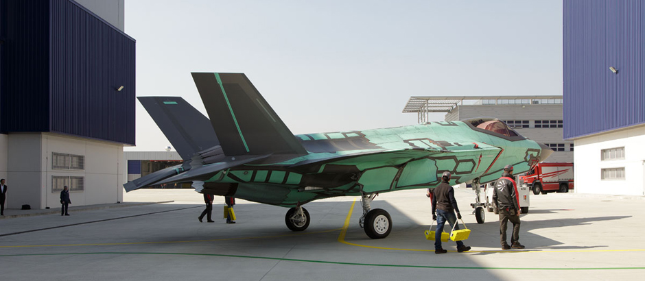 The first Italian F 35 rolls out of the hangar Leonardo